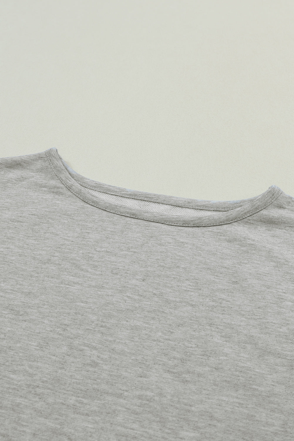 Graue Oversize-Bluse mit Crinkle-Spleißen und offenem Saum, High Low