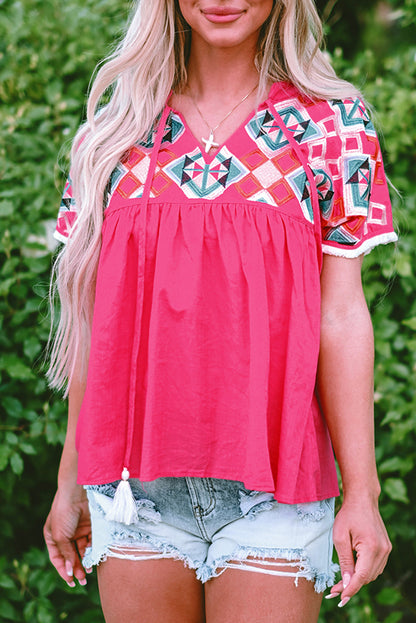 Erdbeerrosa Bluse mit V-Ausschnitt und geometrischer Stickerei, Quaste und Schleife