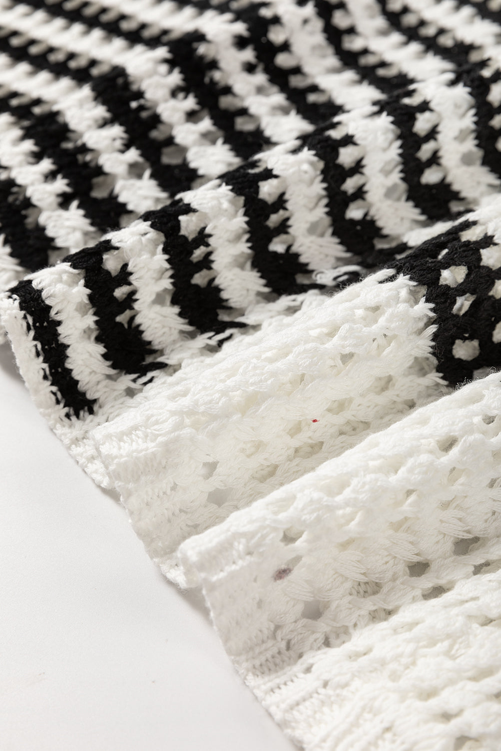 Weißer gestreifter Pullover mit durchbrochenem Strickmuster und Puffärmeln