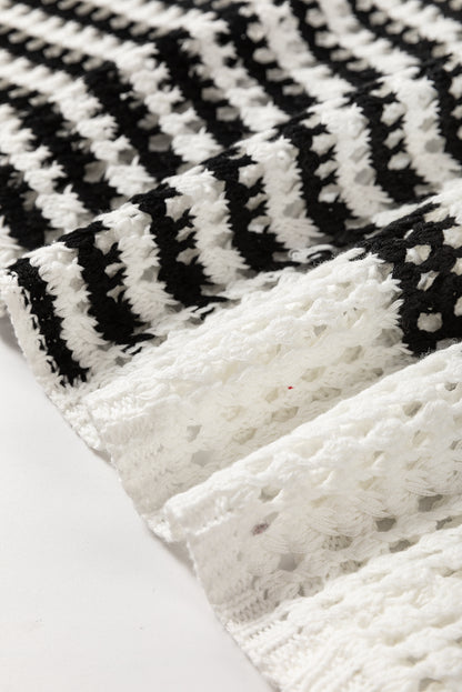 Weißer gestreifter Pullover mit durchbrochenem Strickmuster und Puffärmeln