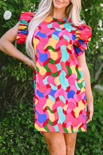 Rosarotes Etuikleid mit abstraktem Print und Rüschenärmeln