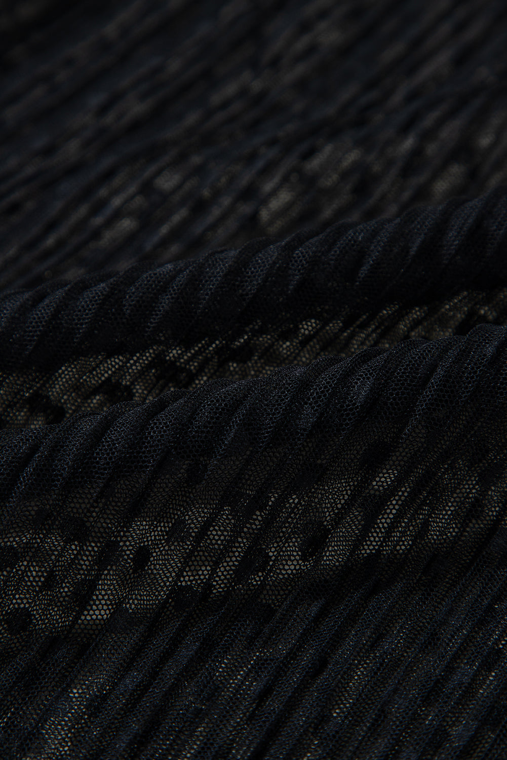 Schwarze Bluse mit transparenter Spitze und Stehkragen und langen Ärmeln