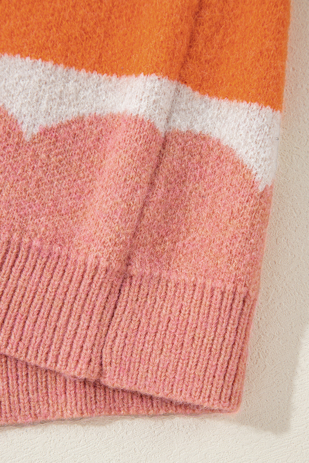 Rosaroter Pullover mit Wellenstreifen und Ballonärmeln sowie überschnittener Schulter