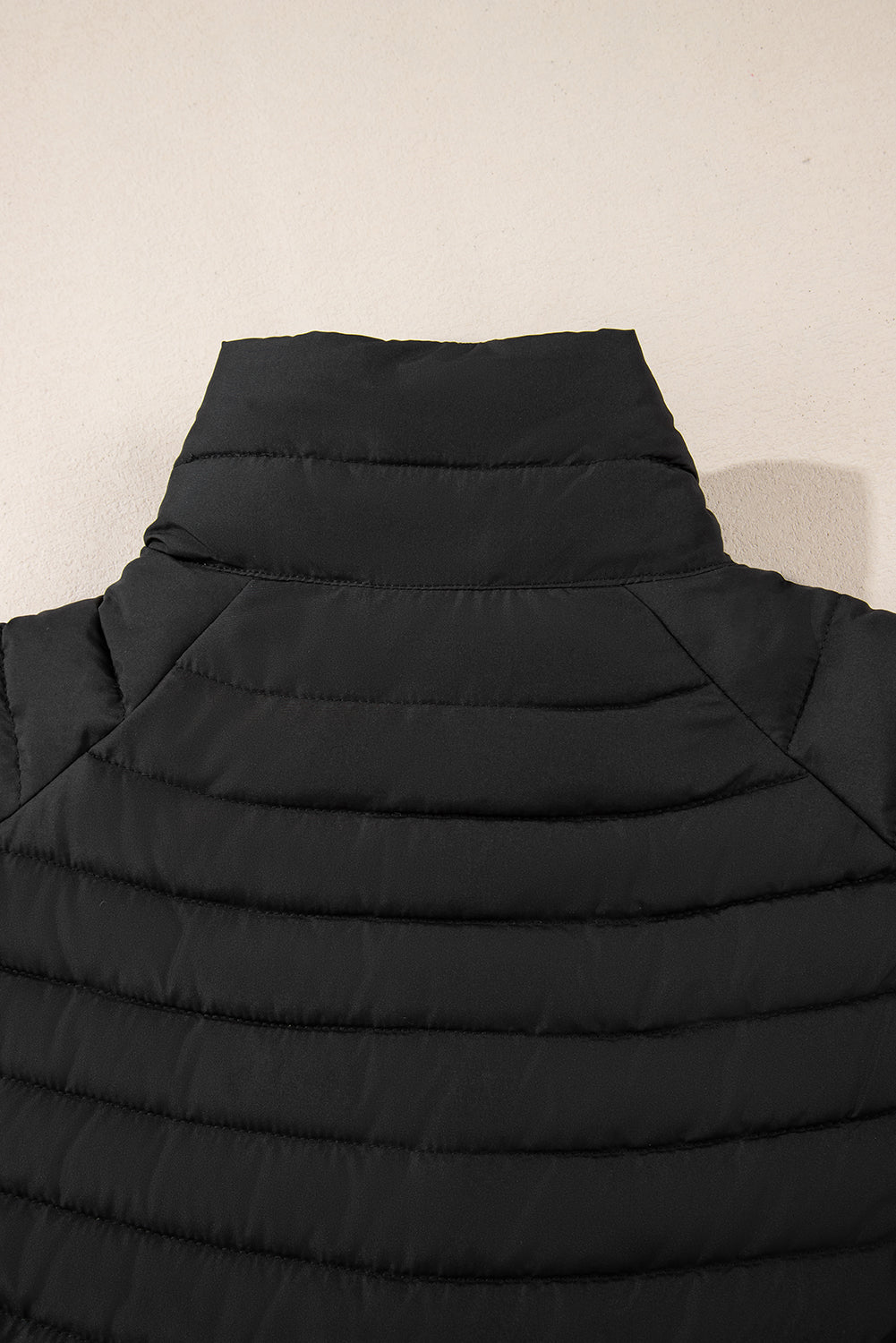 Schwarze, einfarbige Steppjacke mit Reißverschluss