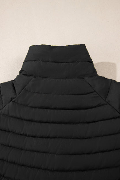 Schwarze, einfarbige Steppjacke mit Reißverschluss