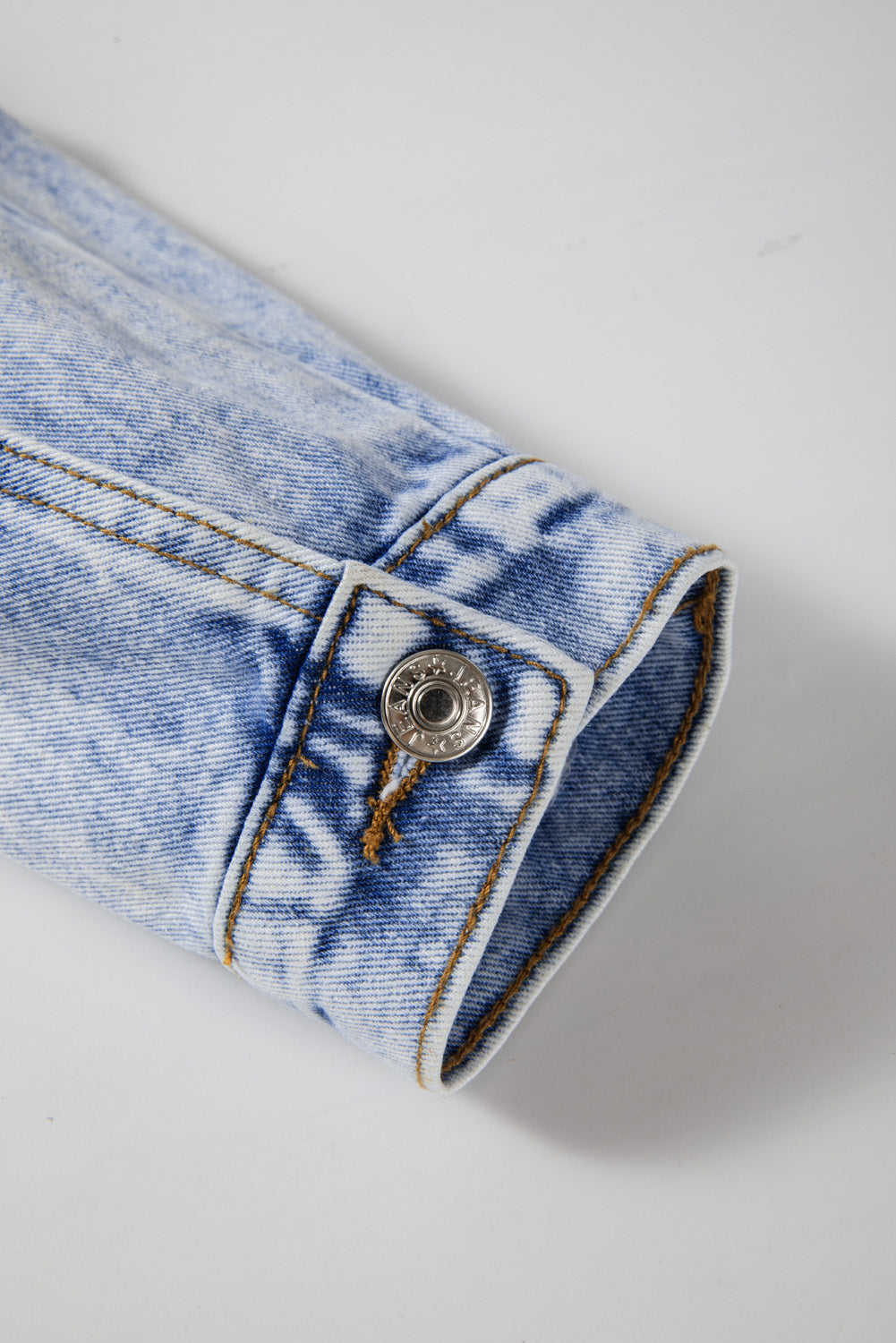 Beau Blue – Jeansjacke mit verwaschenen Pattentaschen im Vintage-Stil