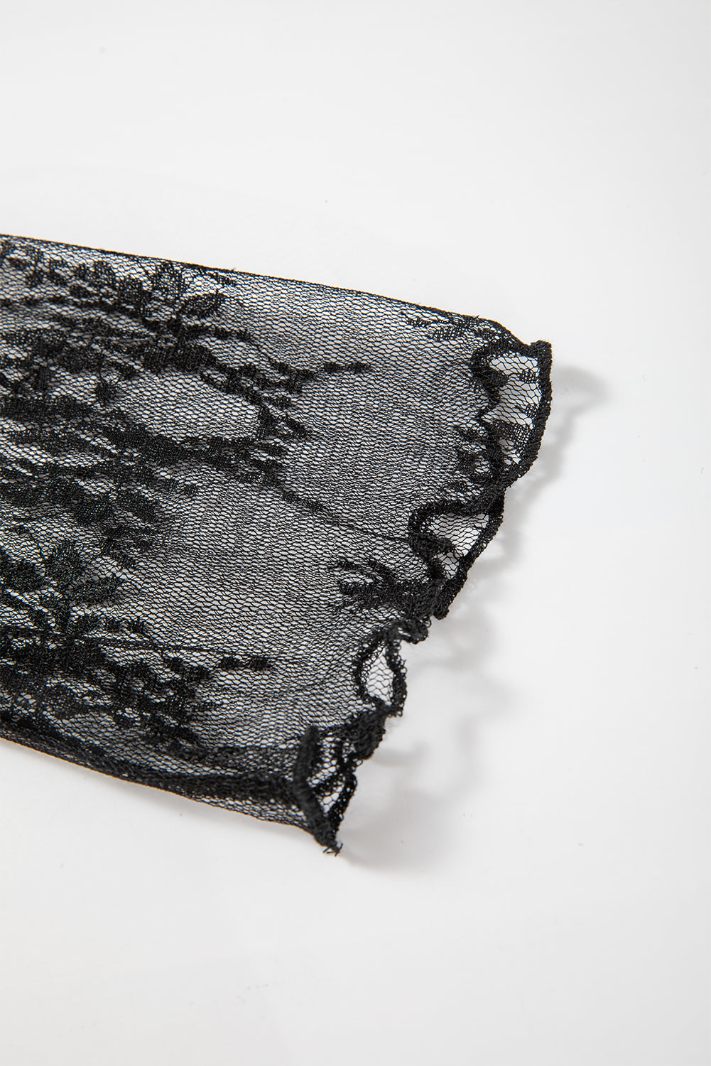 Schwarze, schmal geschnittene Langarmbluse mit Häkel-Spleißen und Spitzennetz