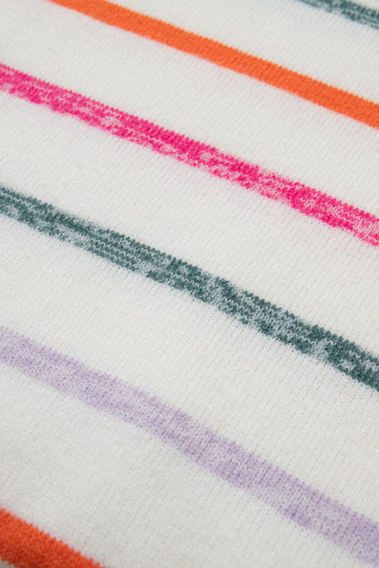 Weißer Pullover mit bunten Streifen und Rippenbesatz