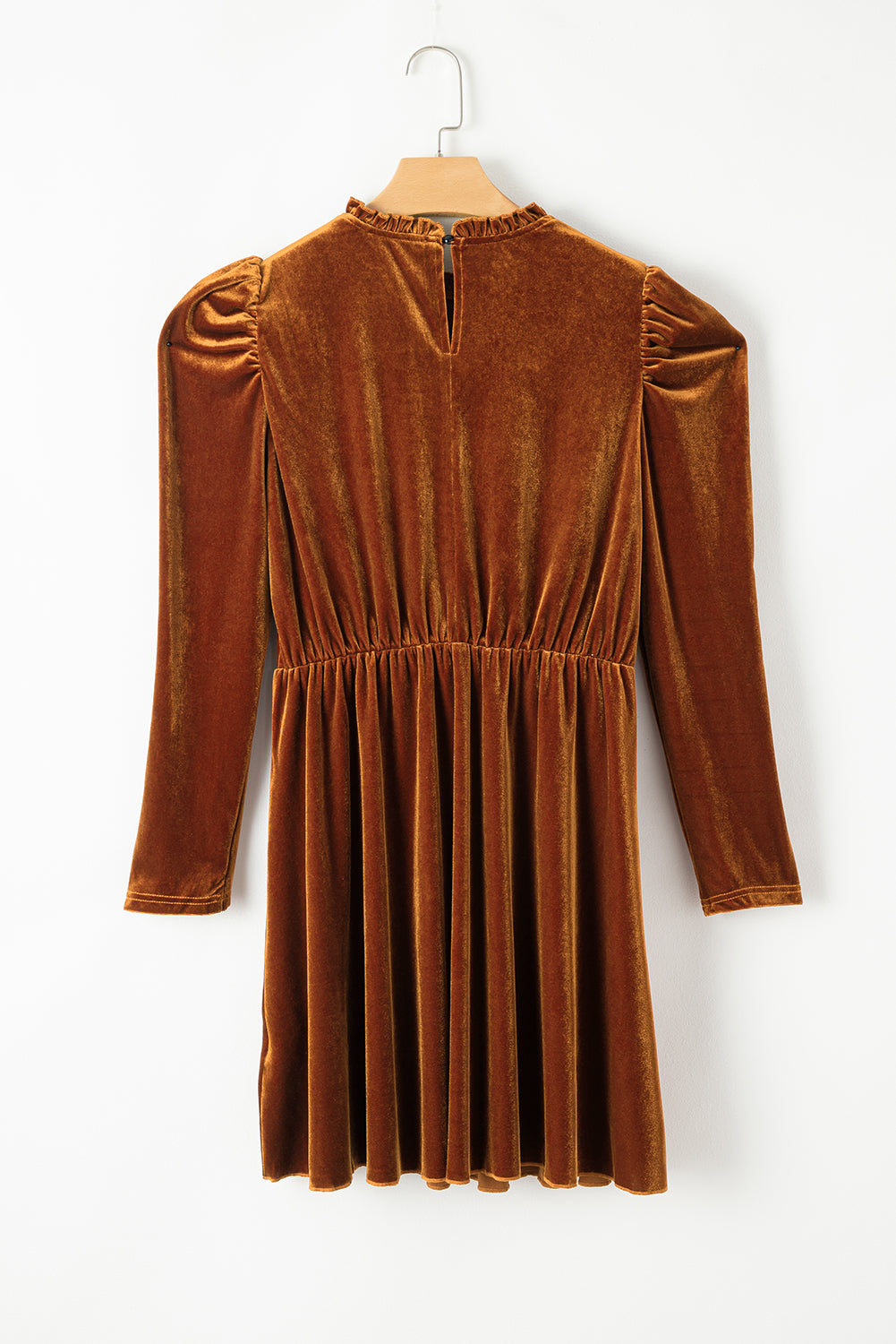 Kastanienbraunes Swing-Kleid aus Samt mit Rüschenkragen und Gigot-Ärmeln