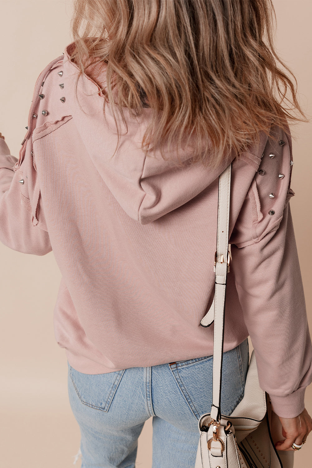Fuchsiafarbener Kapuzenpullover mit Raglanärmeln und Nieten und Tasche