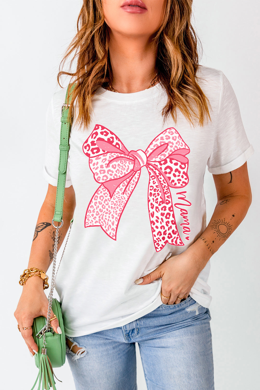 Weißes T-Shirt mit Leopardenmuster und Schleife zum Muttertag