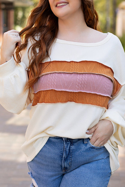 Weißes Stricktop mit Patchwork-Muster und sichtbaren Nähten sowie langen Ärmeln