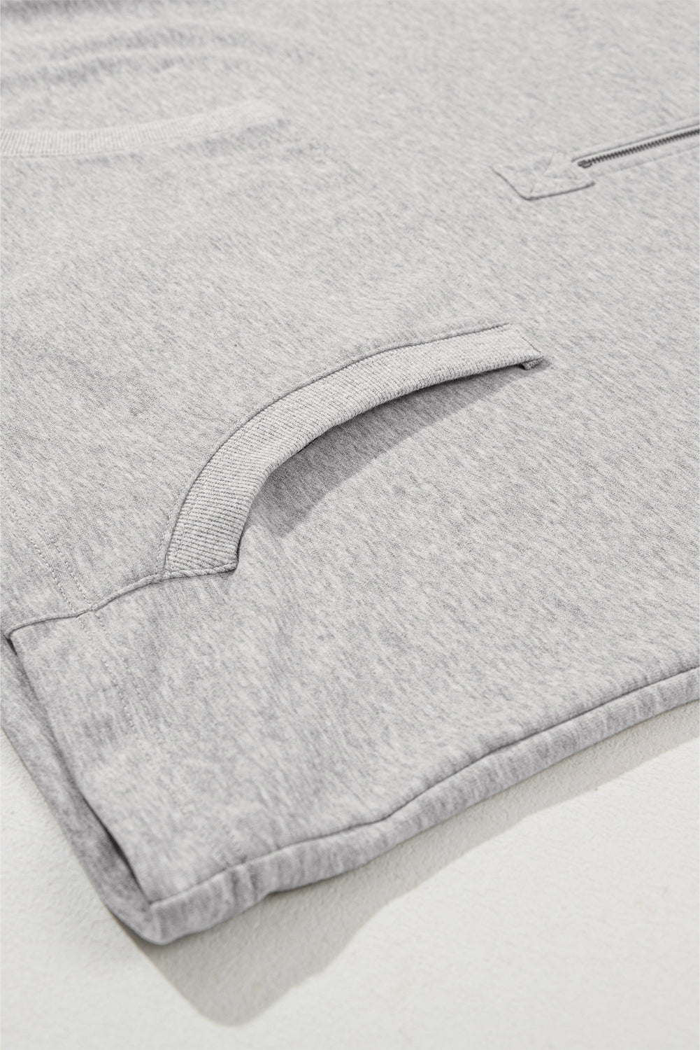 Hellgrauer Oversize-Hoodie mit Kängurutasche und halbem Reißverschluss