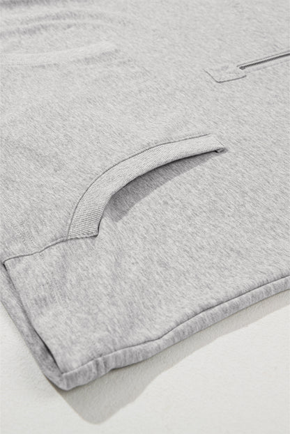 Hellgrauer Oversize-Hoodie mit Kängurutasche und halbem Reißverschluss