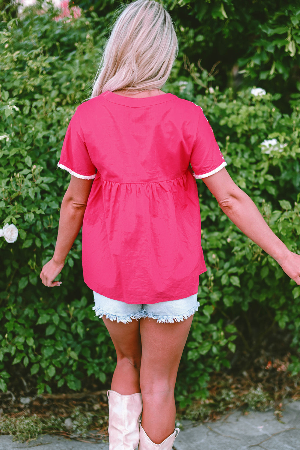 Erdbeerrosa Bluse mit V-Ausschnitt und geometrischer Stickerei, Quaste und Schleife