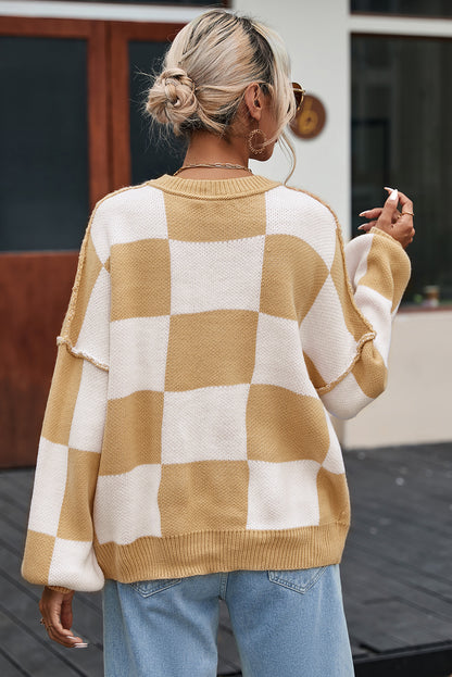 Khakifarbener Pullover mit karierten Bischofsärmeln