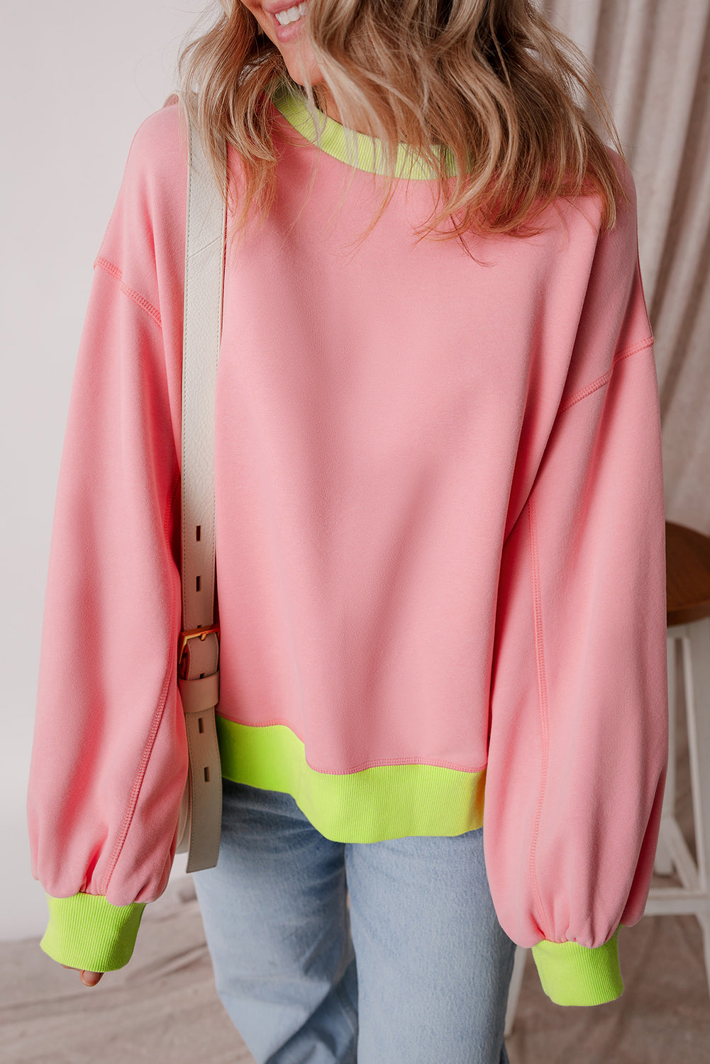 Rosa Sweatshirt mit Farbblock-Muster und Puffärmeln