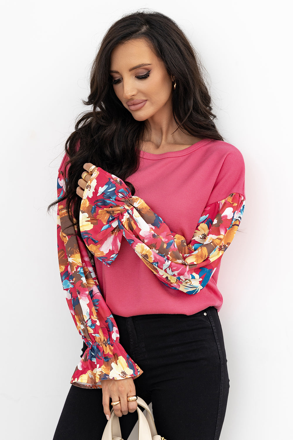 Sachet – Rosafarbenes Oberteil mit Blumen-Patchwork, Rüschenärmeln, Rippstrick und überschnittener Schulter