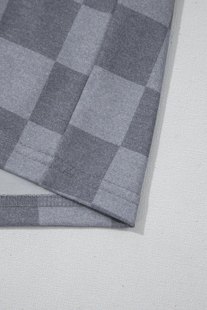 Grau kariertes T-Shirt mit V-Ausschnitt und Shorts mit Kordelzug