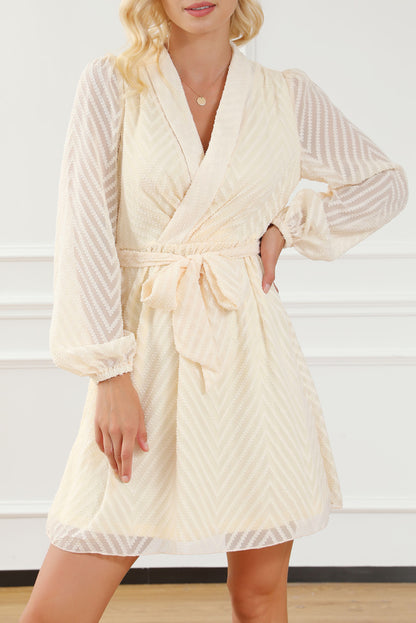 Aprikosenfarbenes Minikleid mit V-Ausschnitt, transparenten Puffärmeln und Knoten