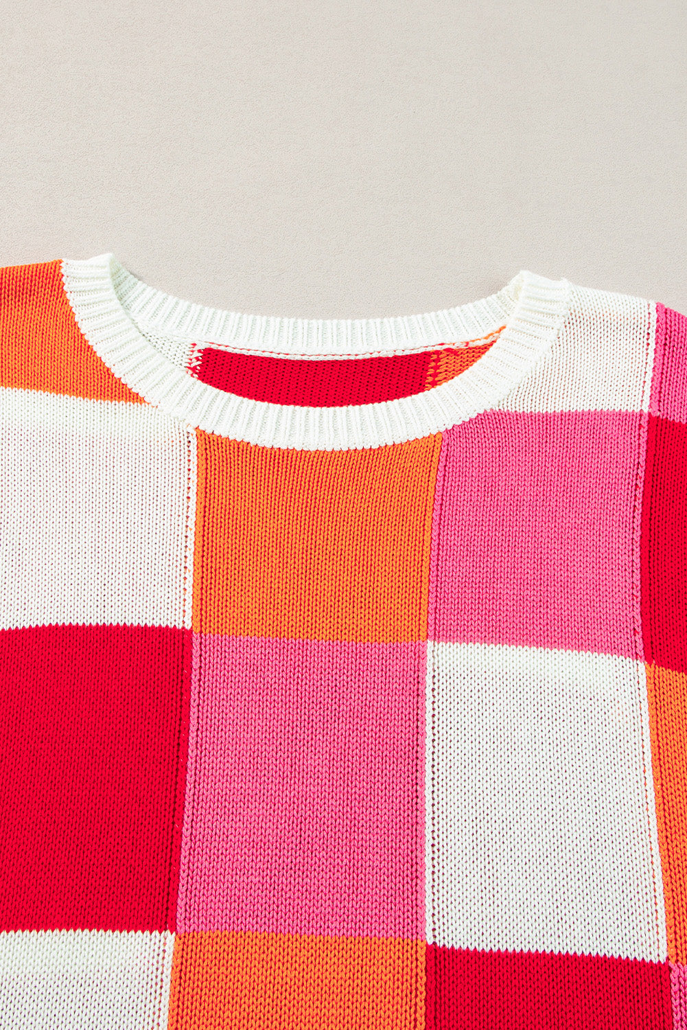 Feurig-roter Pullover mit Farbblockdesign und Flügelärmeln