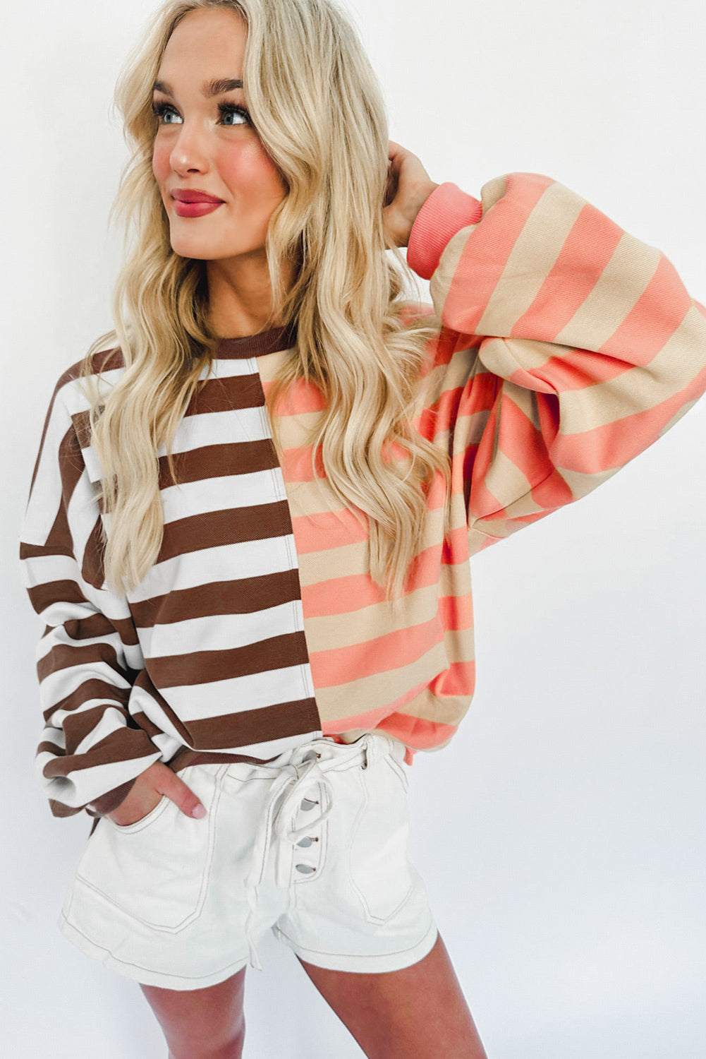 Braunes Pullover-Sweatshirt mit Streifen und Farbblockdesign und überschnittener Schulter