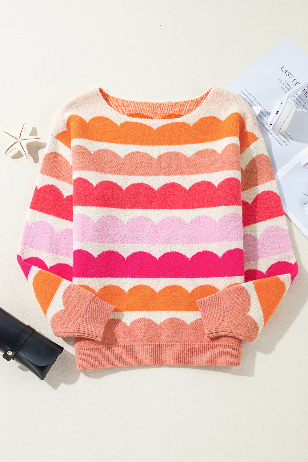 Rosaroter Pullover mit Wellenstreifen und Ballonärmeln sowie überschnittener Schulter