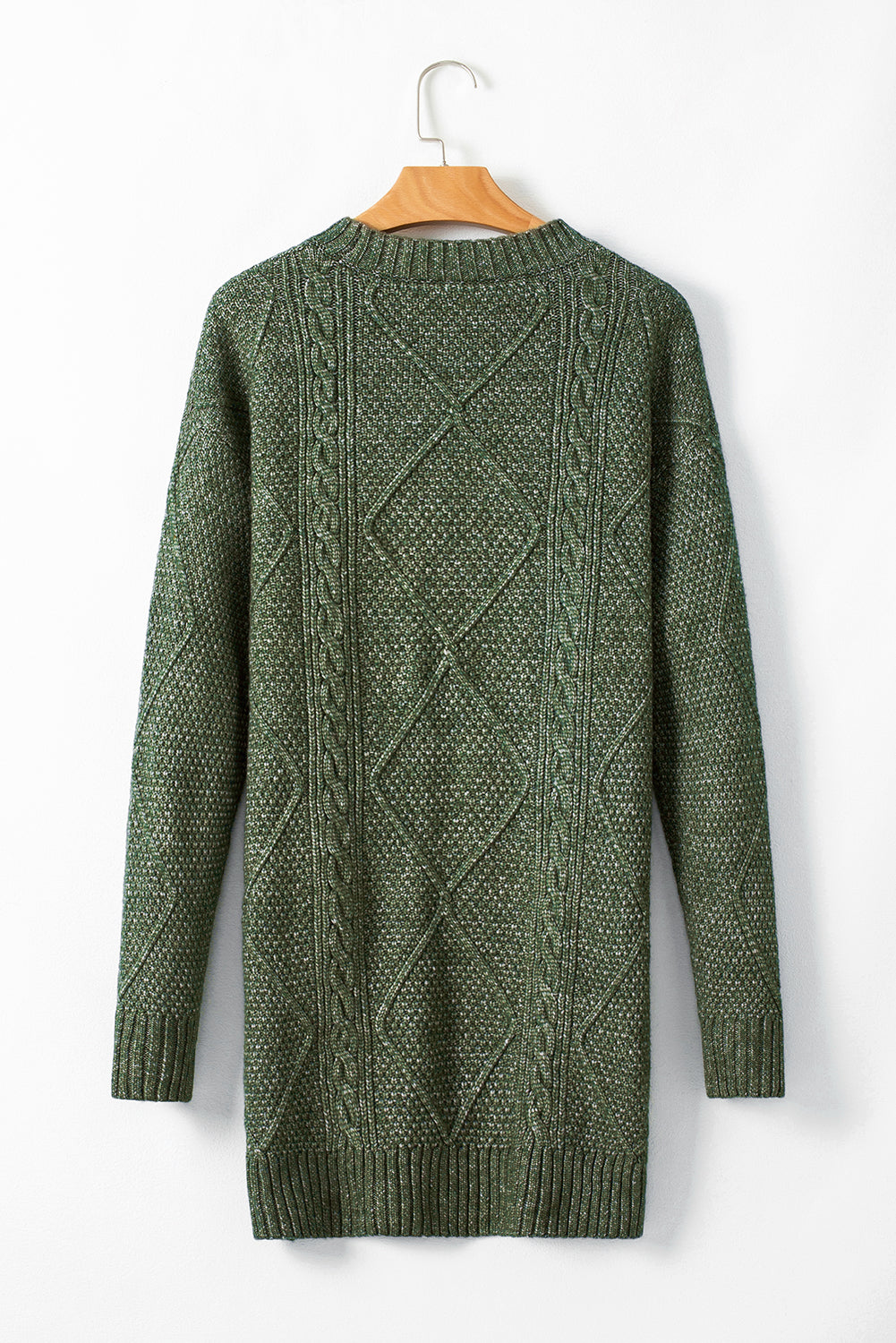 Locker sitzendes Pulloverkleid mit Zopfmuster und überschnittener Schulter in Nebelgrün