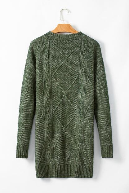 Locker sitzendes Pulloverkleid mit Zopfmuster und überschnittener Schulter in Nebelgrün