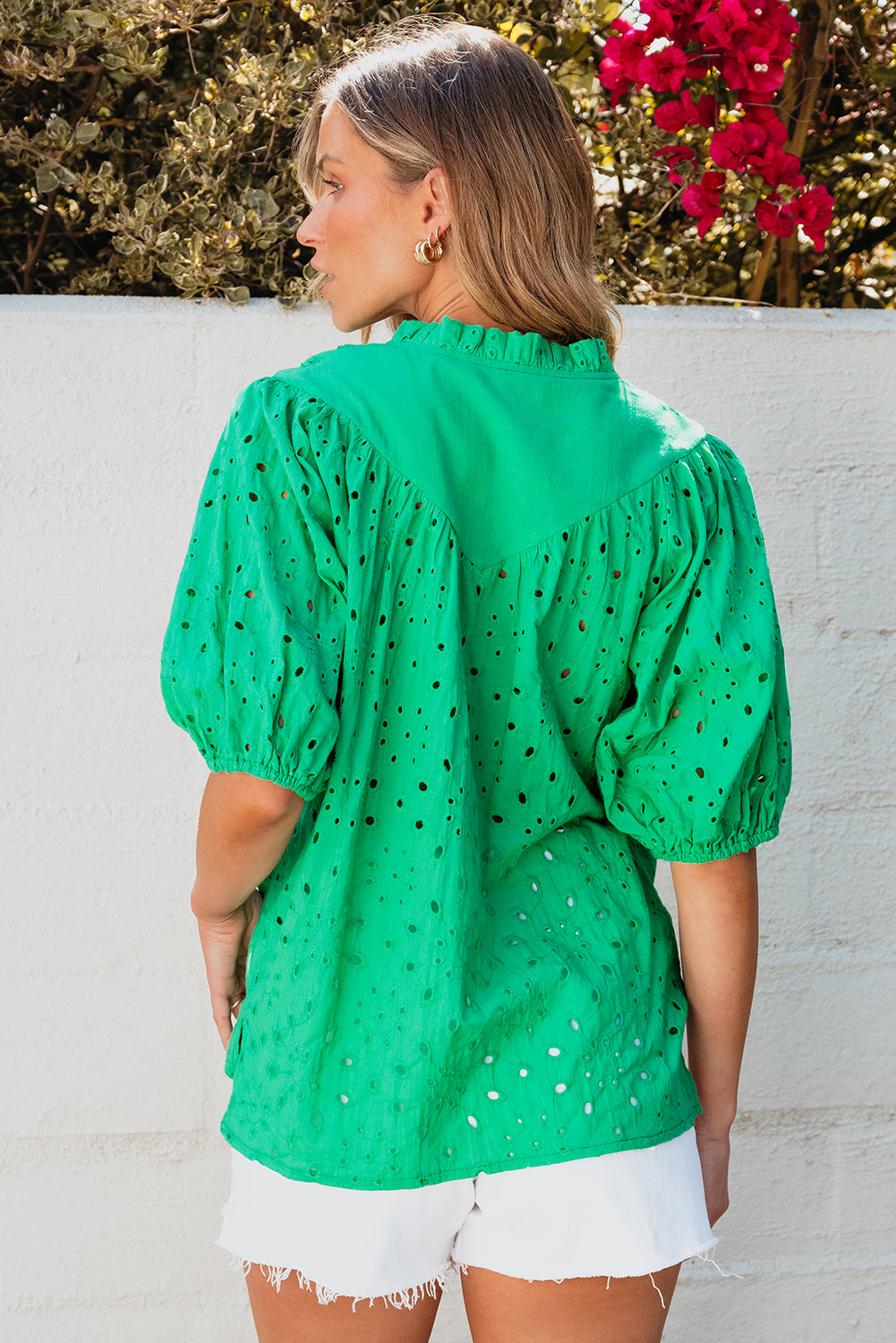 Grüne Bluse mit Blumenstickerei und Puffärmeln