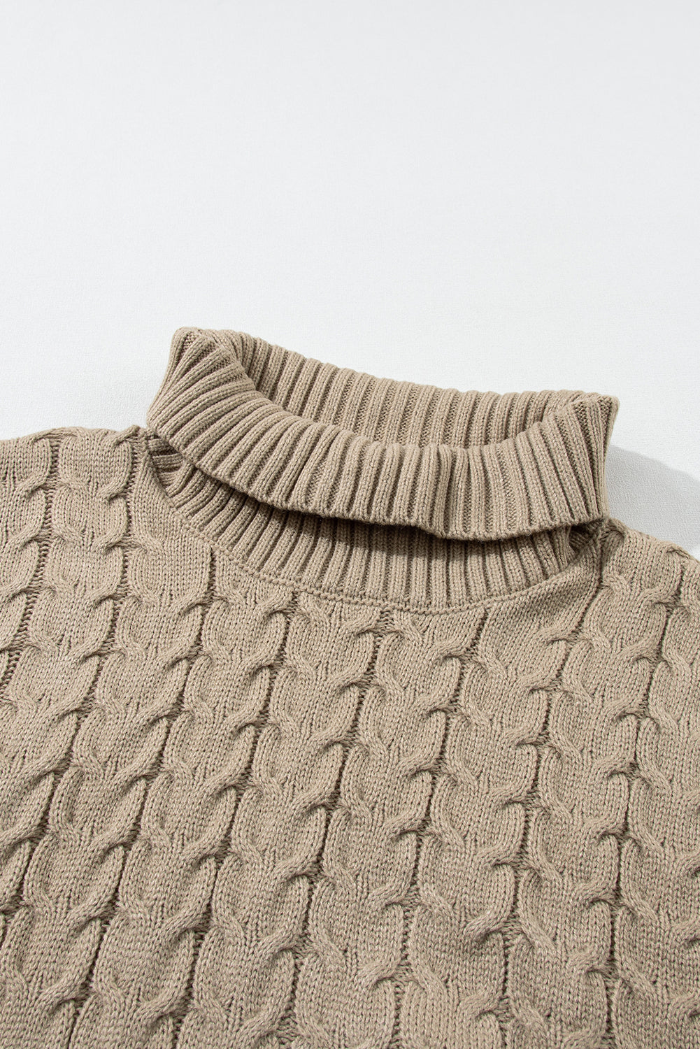 Hellbeiger Rollkragenpullover mit Zopfmuster und Fledermausärmeln
