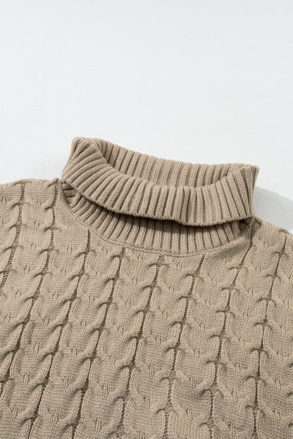 Hellbeiger Rollkragenpullover mit Zopfmuster und Fledermausärmeln