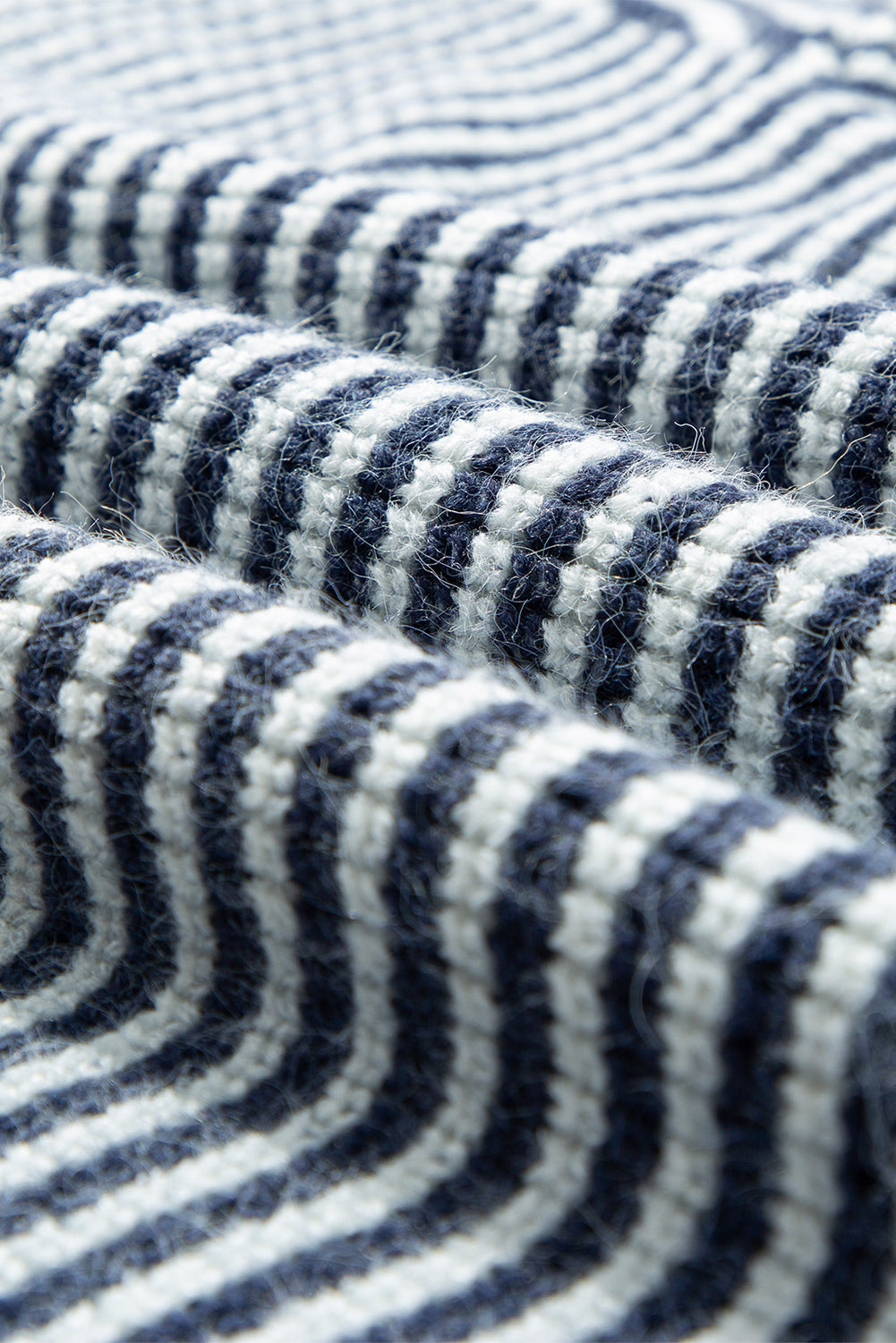 Segelblau gestreifter Pullover mit Laternenärmeln und überschnittener Schulter