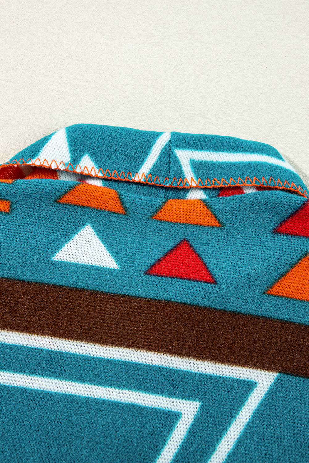 Himmelblaue Jacke mit Revers und Glockenärmeln im Azteken-Print