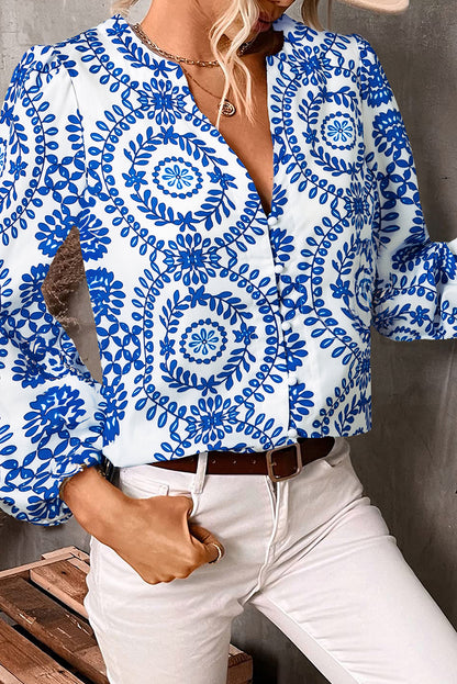 Himmelblaues Vintage-Hemd mit geometrischem Druck, Puffärmeln, Schlitz und V-Ausschnitt