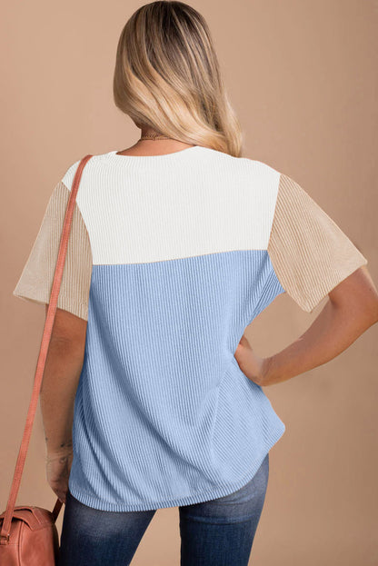 Hellblaues T-Shirt mit gerippter Struktur und Colorblock-Muster