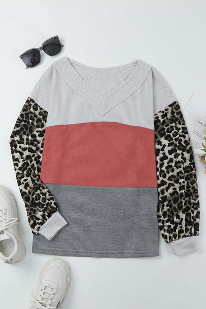 Feuerrotes, wildes Leoparden-Colorblock-Waffelstrick-Oberteil mit kontrastierenden Ärmeln