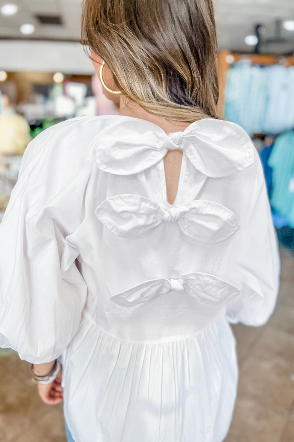 Weiße Bluse mit 3/4-Ärmeln und Schleife und Cut-Out auf der Rückseite
