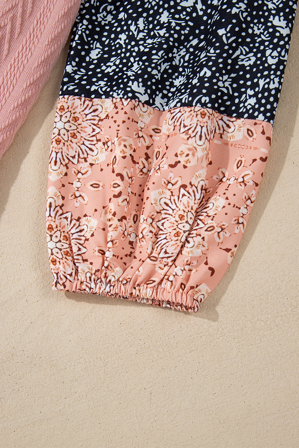 Altrosa Bluse mit V-Ausschnitt und floralem Patchwork-Muster und Kordelzug