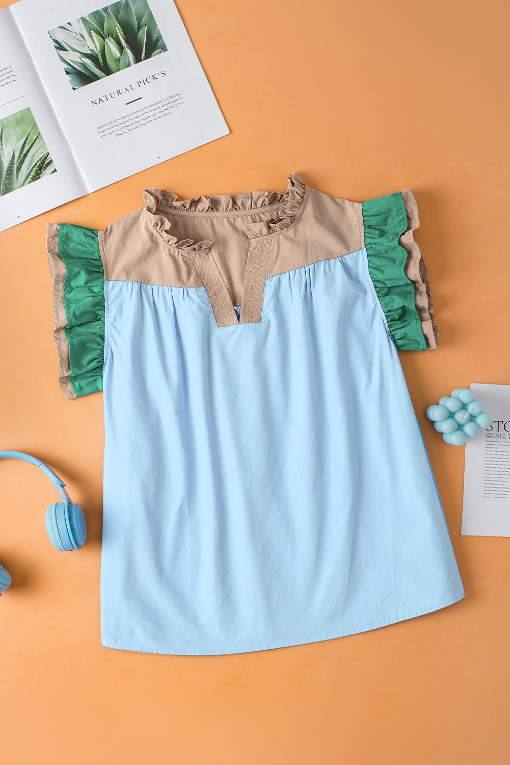 Nebelblaue Bluse mit V-Ausschnitt und Rüschenärmeln in Colorblock-Optik