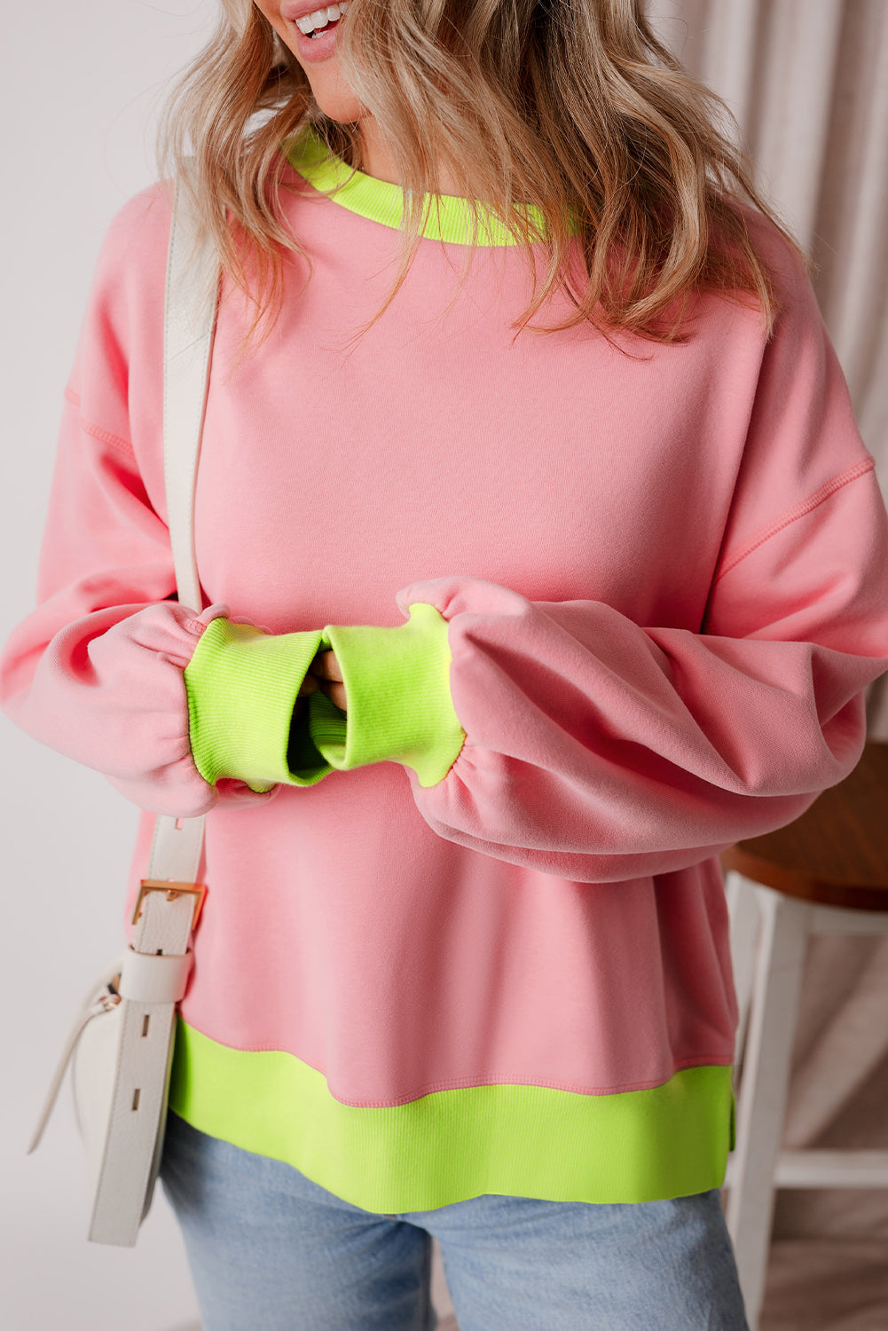 Rosa Sweatshirt mit Farbblock-Muster und Puffärmeln