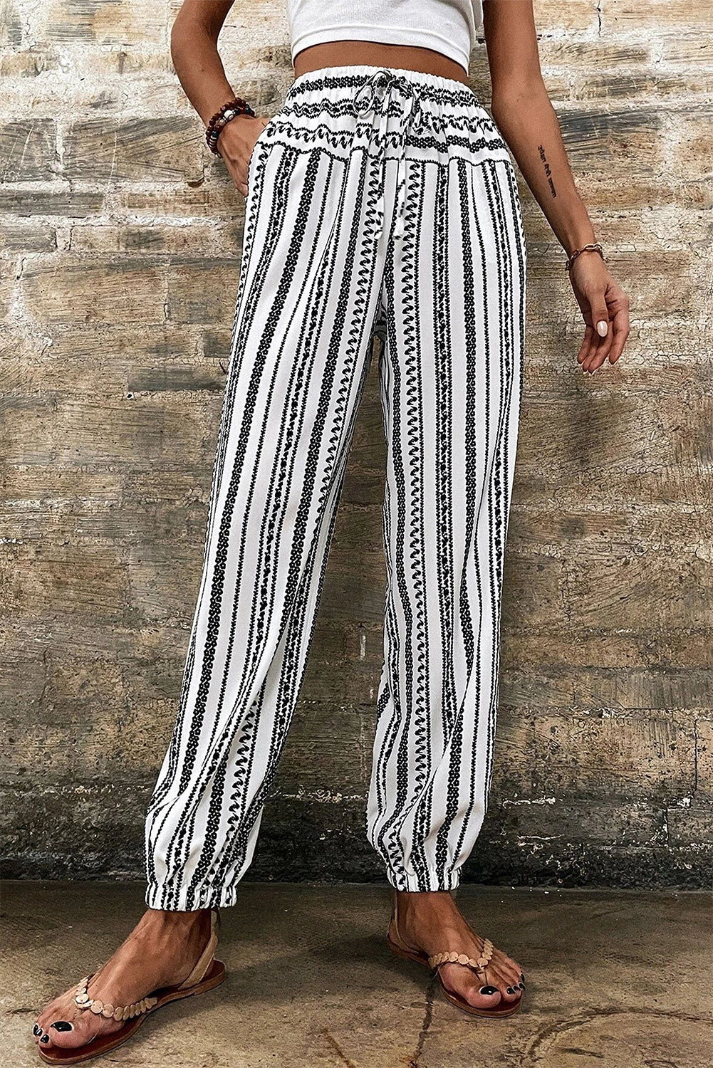 Schwarze gestreifte Freizeithose mit Boho-Streifenmuster