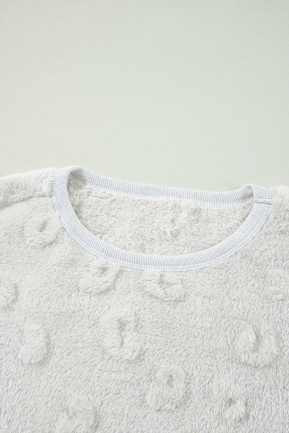 Hellgraues, strukturiertes, lockeres, zweiteiliges Lounge-Set aus Fleece mit Leopardenmuster