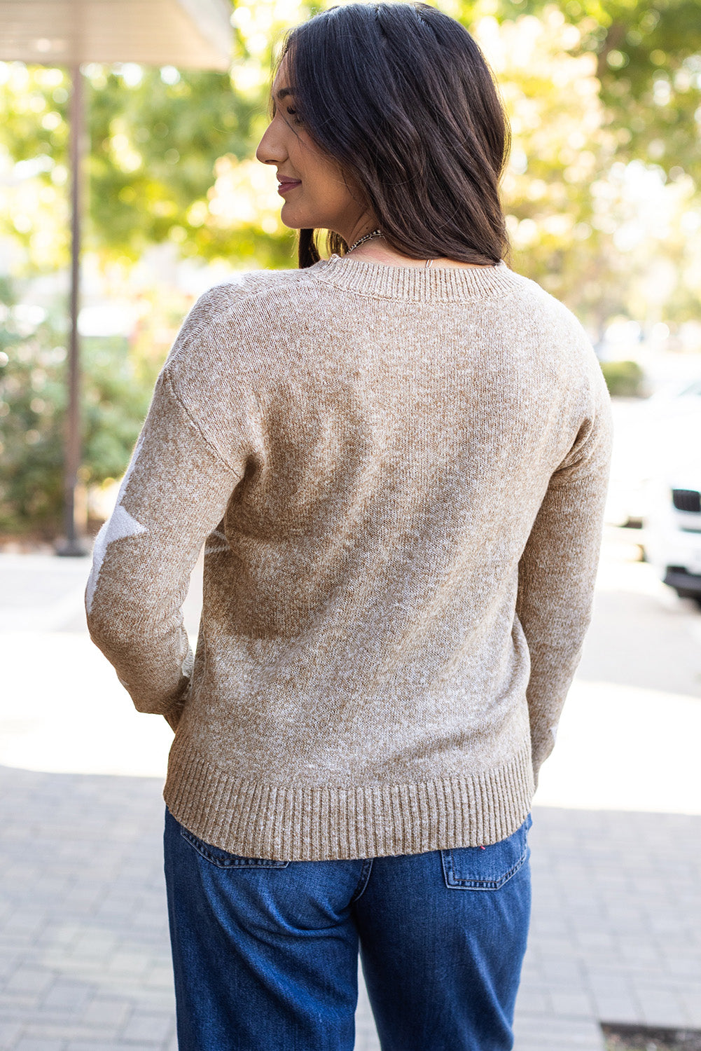 Khakifarbener Pullover mit überschnittener Schulter und Sternmuster