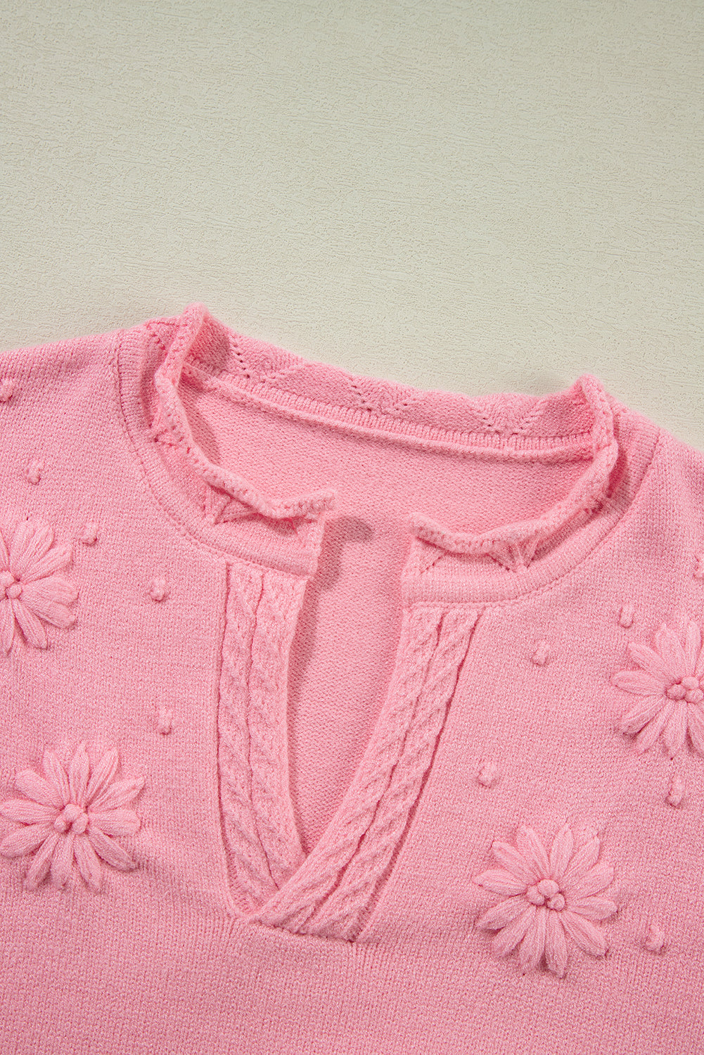 Gestrickter Pullover mit gekerbtem Kragen und Pfirsichblüten-Detail