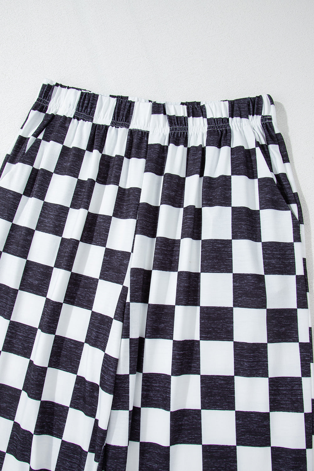Schwarze Hose mit weitem Bein und hoher Taille im zweifarbigen Karomuster