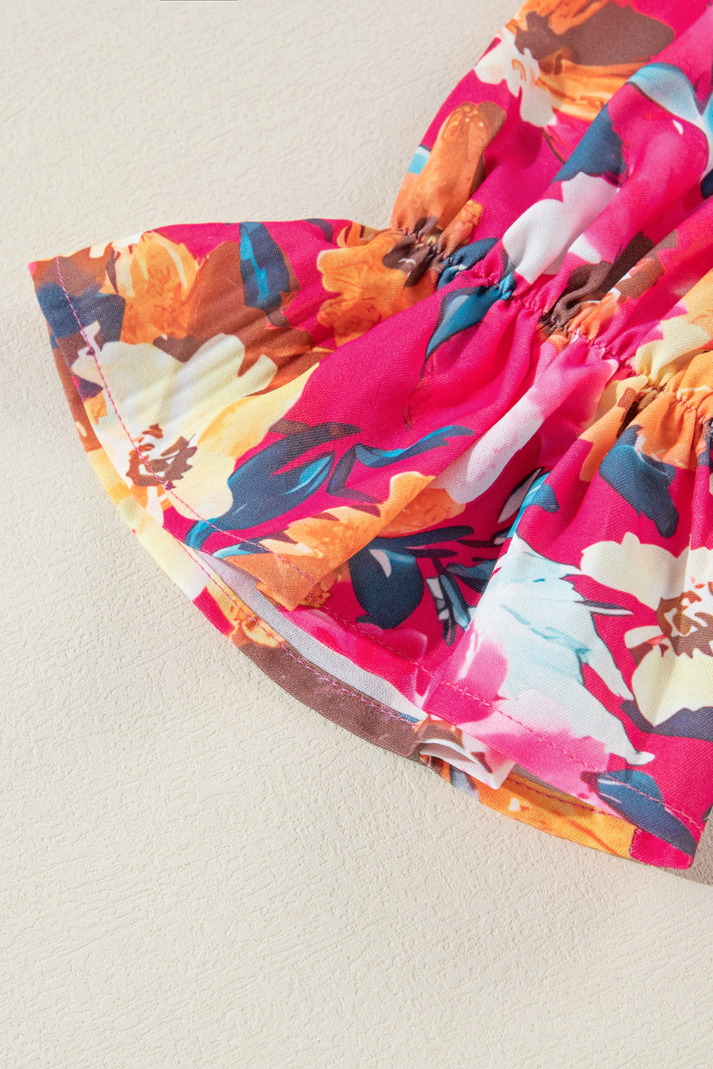 Sachet – Rosafarbenes Oberteil mit Blumen-Patchwork, Rüschenärmeln, Rippstrick und überschnittener Schulter