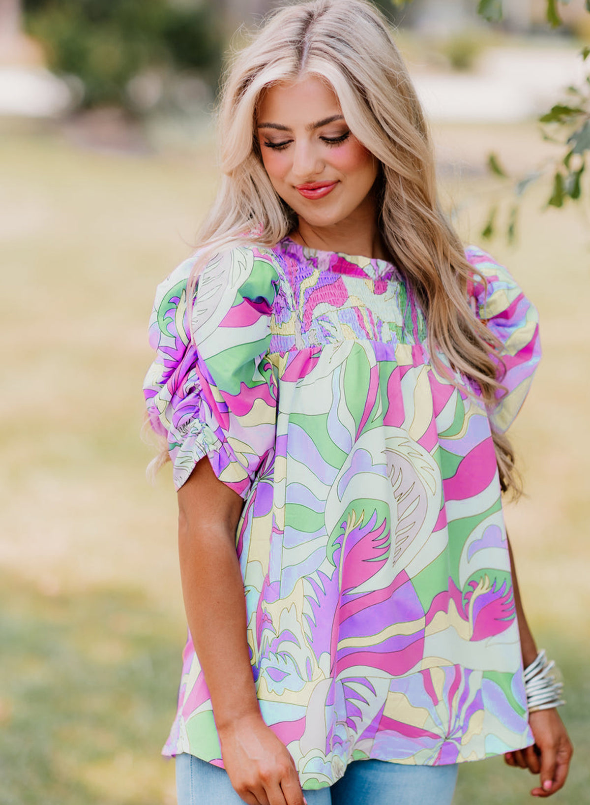 Grüne Bluse mit abstraktem Print und Puffärmeln