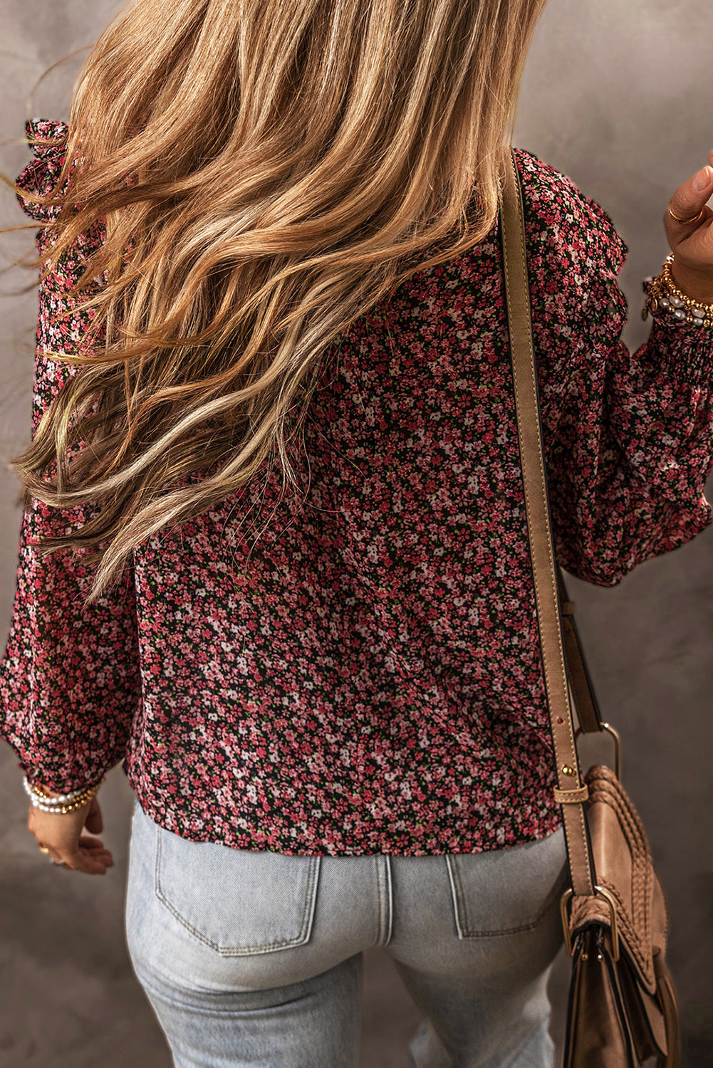 Feurig rote Bluse mit gesmokten Rüschen und Blumenmuster