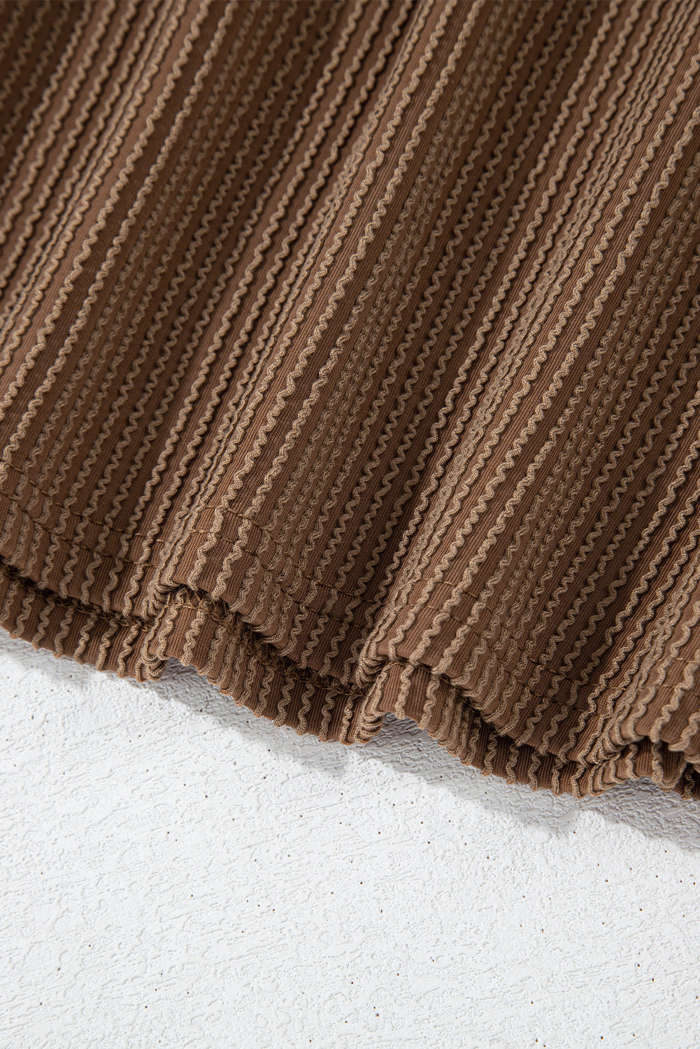 Kastanienbraunes Set aus langärmligem Strickoberteil und Shorts mit hoher Taille